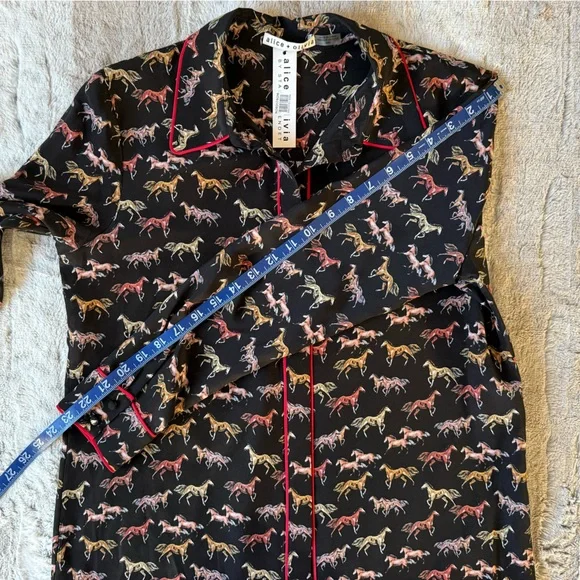NWT Alice + Olivia Horse-Print Willa Placket Top With Piping in Rodeo Black Sz.M - Picture 11 of 16